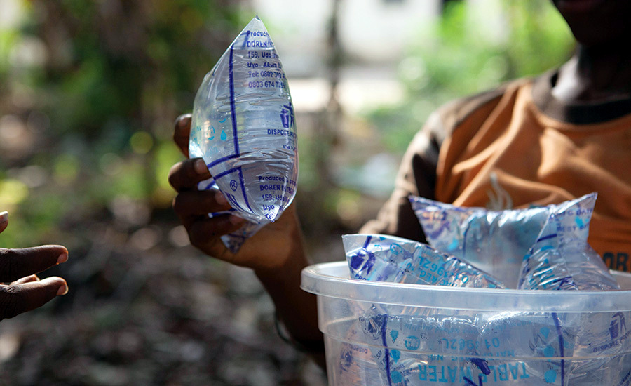 Sécurité alimentaire : l’Agasa suspend deux marques d’eau en sachet au Gabon