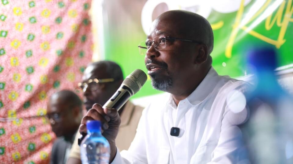 Industries extractives au Gabon : Bilie-By-Nze questionne la transparence des accords pétroliers