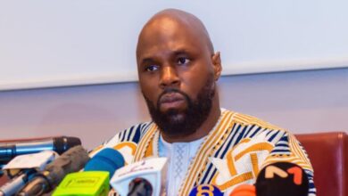 Gabon : Kemi Seba attendu à Libreville pour sa tournée contre le Franc CFA et les accords coloniaux