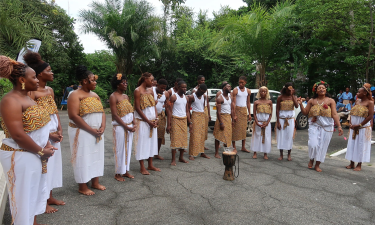 Gabon : les grandes vacances, un temps fort pour les rites de passage
