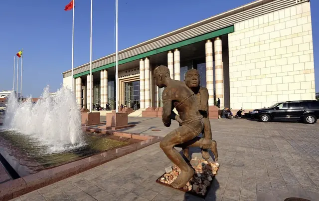 Sénégal : polémique autour de l’interdiction des perruques et tissages au Grand Théâtre national de Dakar